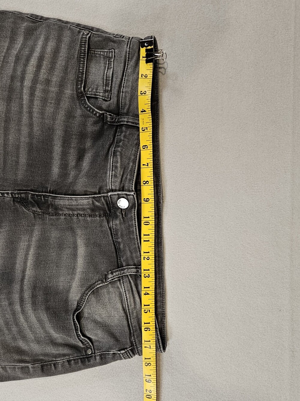 Nine West Women's Distressed Gray Wash Denim Shorts Size 16 With Raw Frayed Hem - Picture 4 of 11